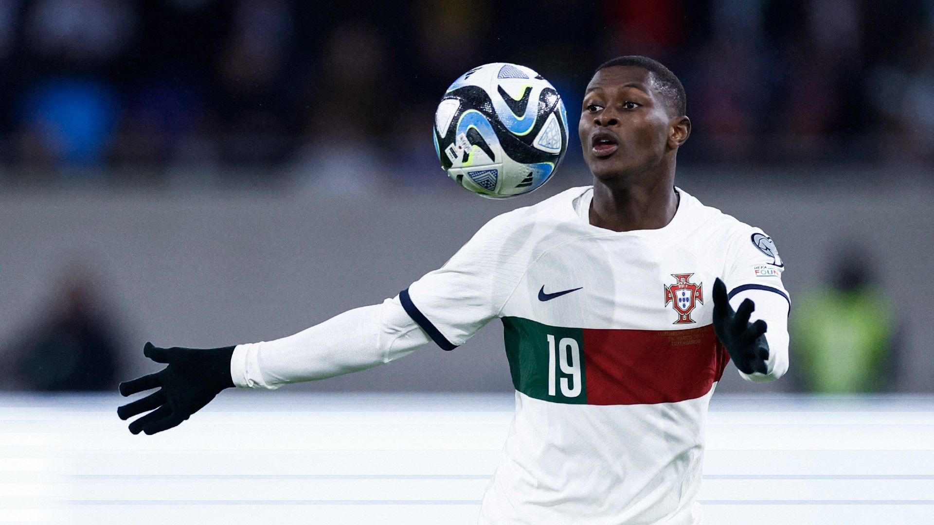 ポルトガルDFメンデス、PSG元同僚のフランスFWエンバペとの対戦へ